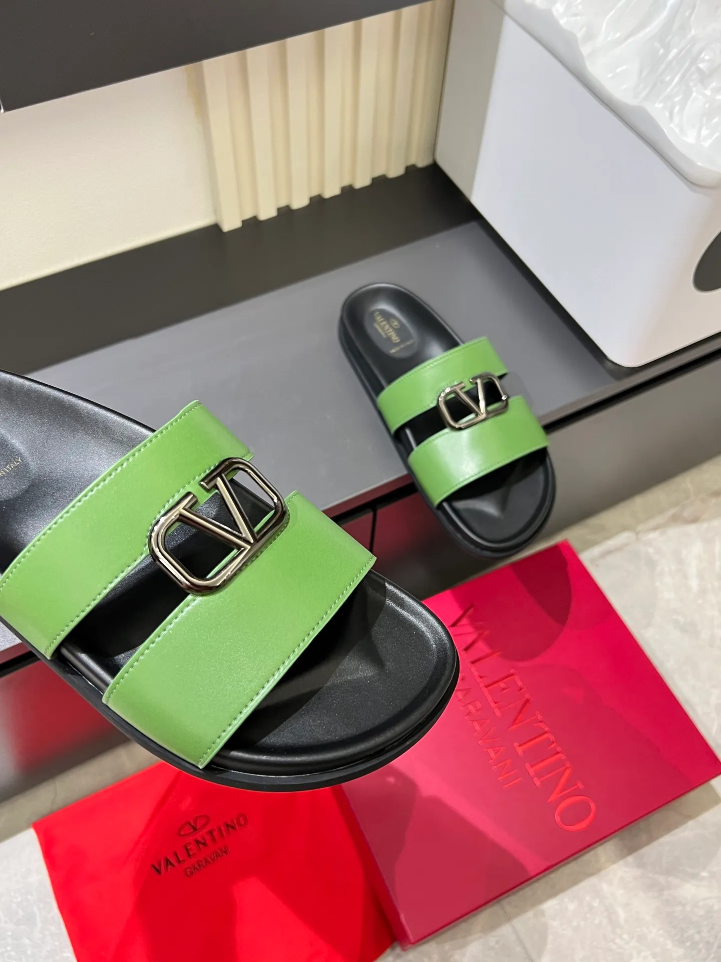 Men's shoes 💰p300 VALENTINO Men's 🧍‍♂️ Spring and summer new style metal logo flat slippers, elegant sandals, the same style worn by celebrities, original molding, imported calfskin. Rubber outsole. Soft and durable, full set of counter packaging size: 39-44 (.45.46 customized)
